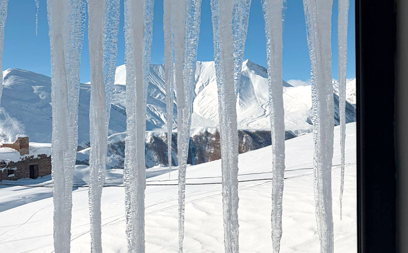 ნომრები 2, 3 ან 4 სტუმარზე საუზმით, აივნით და ხედით გუდაურში8