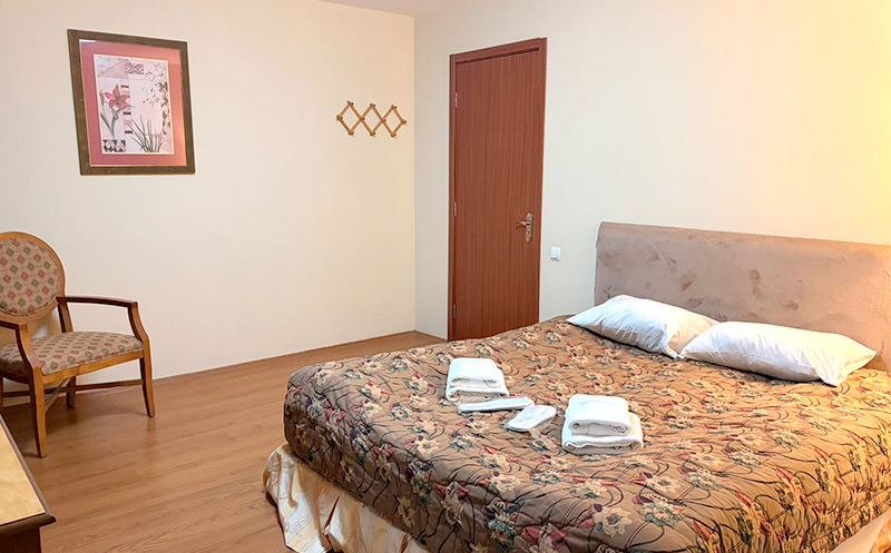 ნომრები 2, 3 ან 4 სტუმარზე საუზმით, აივნით და ხედით გუდაურში8