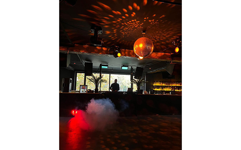 თინეიჯერებისთვის 15 სტუმარზე, კერძები, კარაოკე და DJ